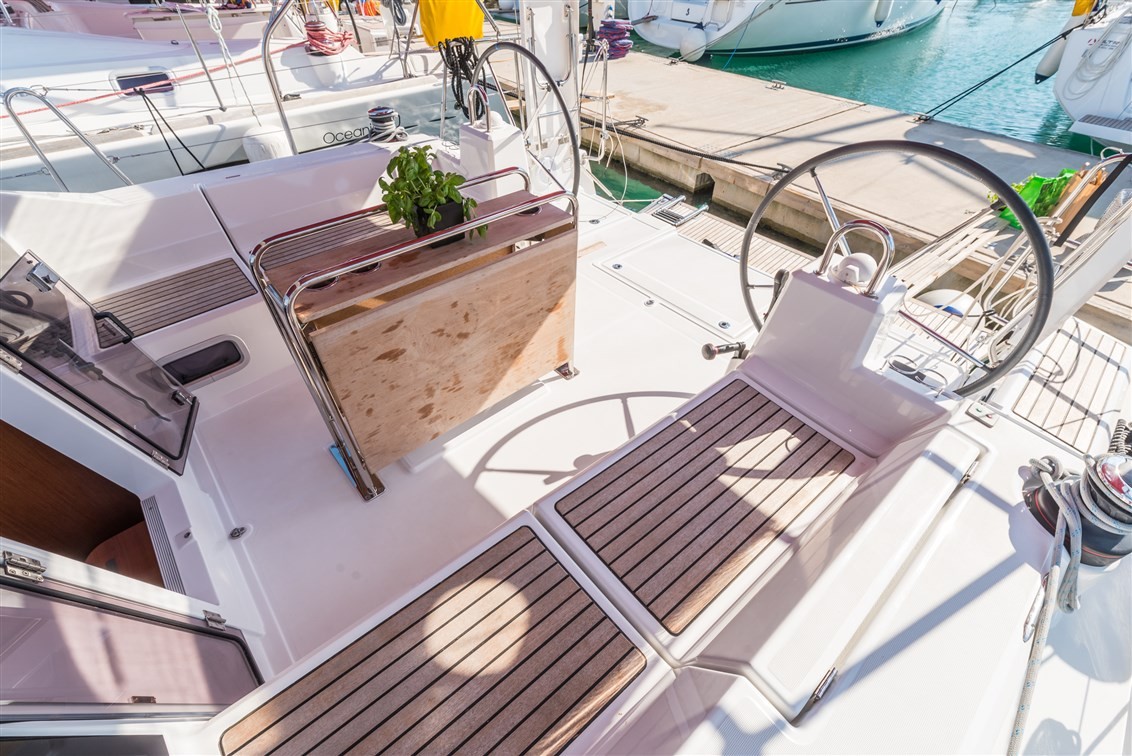 Oceanis 41.1, Sparkling | Yacht Charter Croatia
