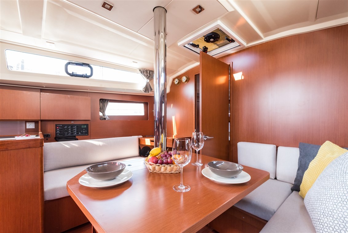 Oceanis 41.1, Sparkling | Yacht Charter Croatia