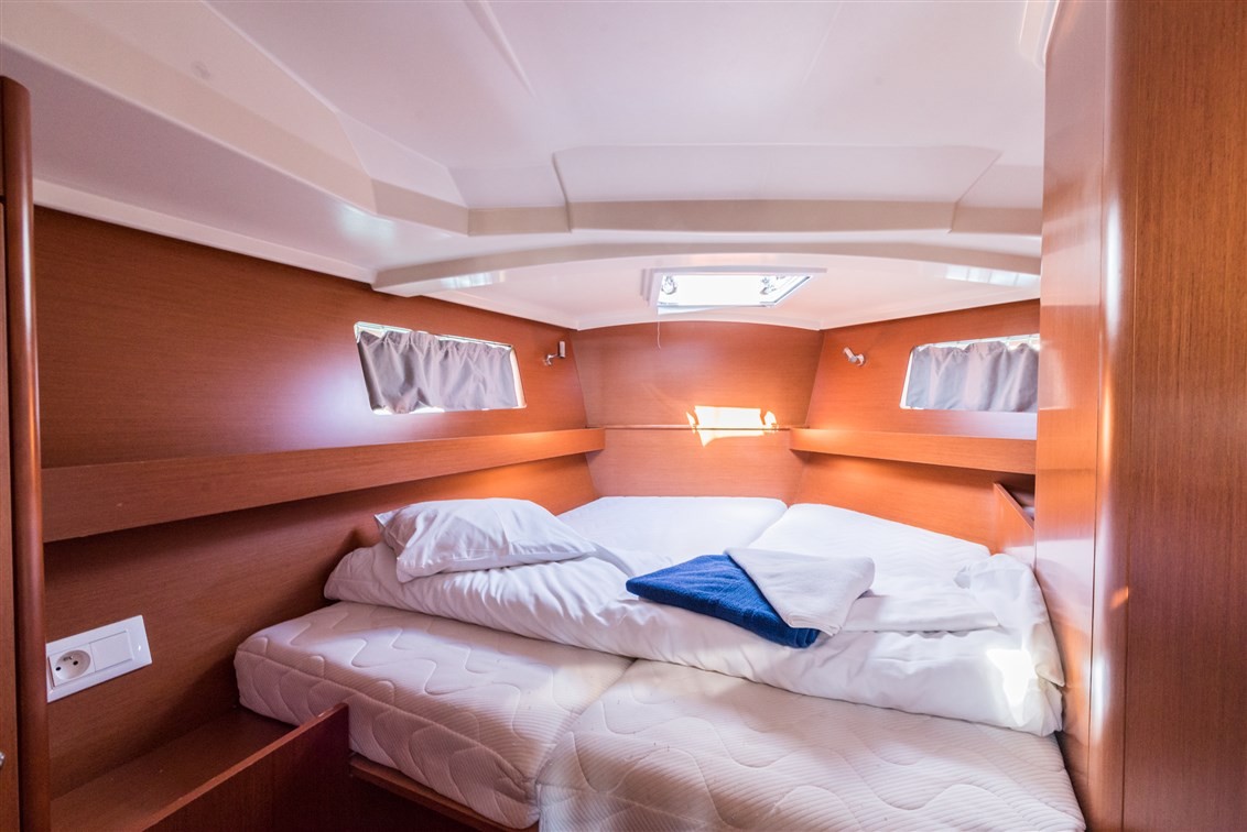 Oceanis 41.1, Sparkling | Yacht Charter Croatia