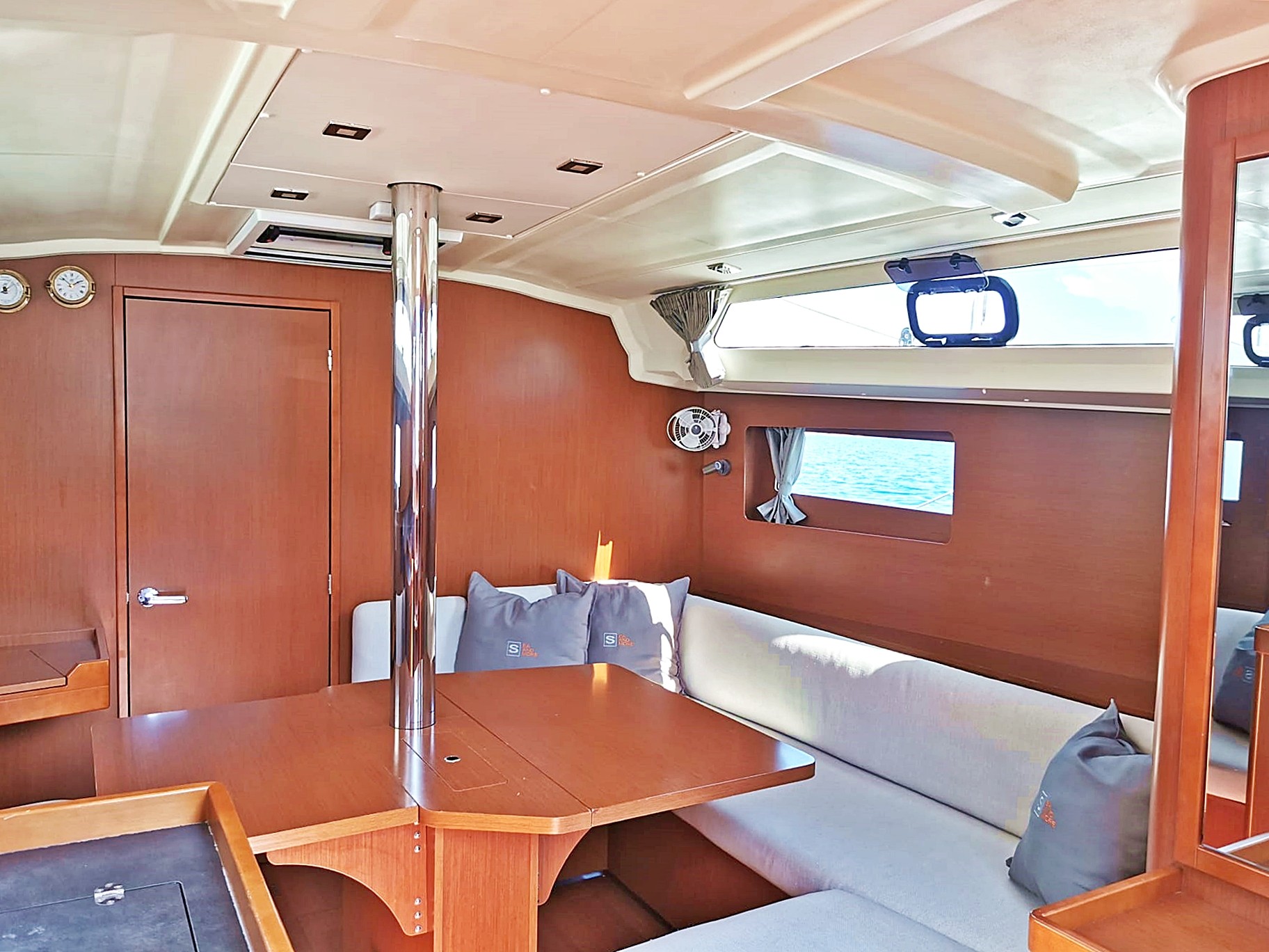 Oceanis 41.1, First | Yacht Charter Croatia