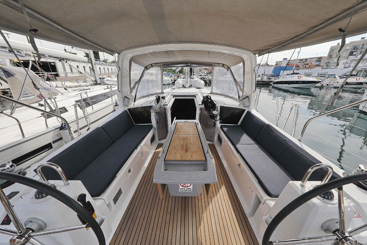 Oceanis 41.1, Seven | Yacht Charter Croatia