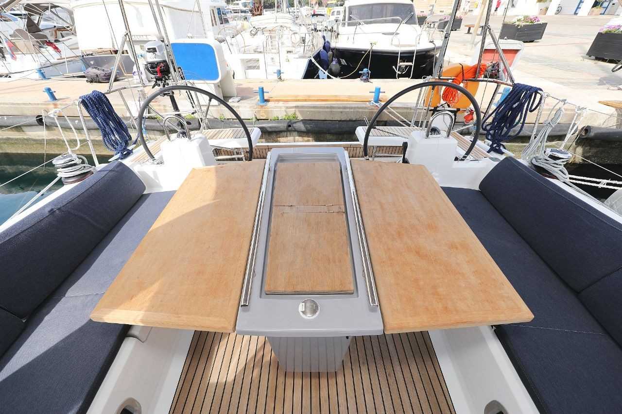 Oceanis 41.1, Seven | Yacht Charter Croatia