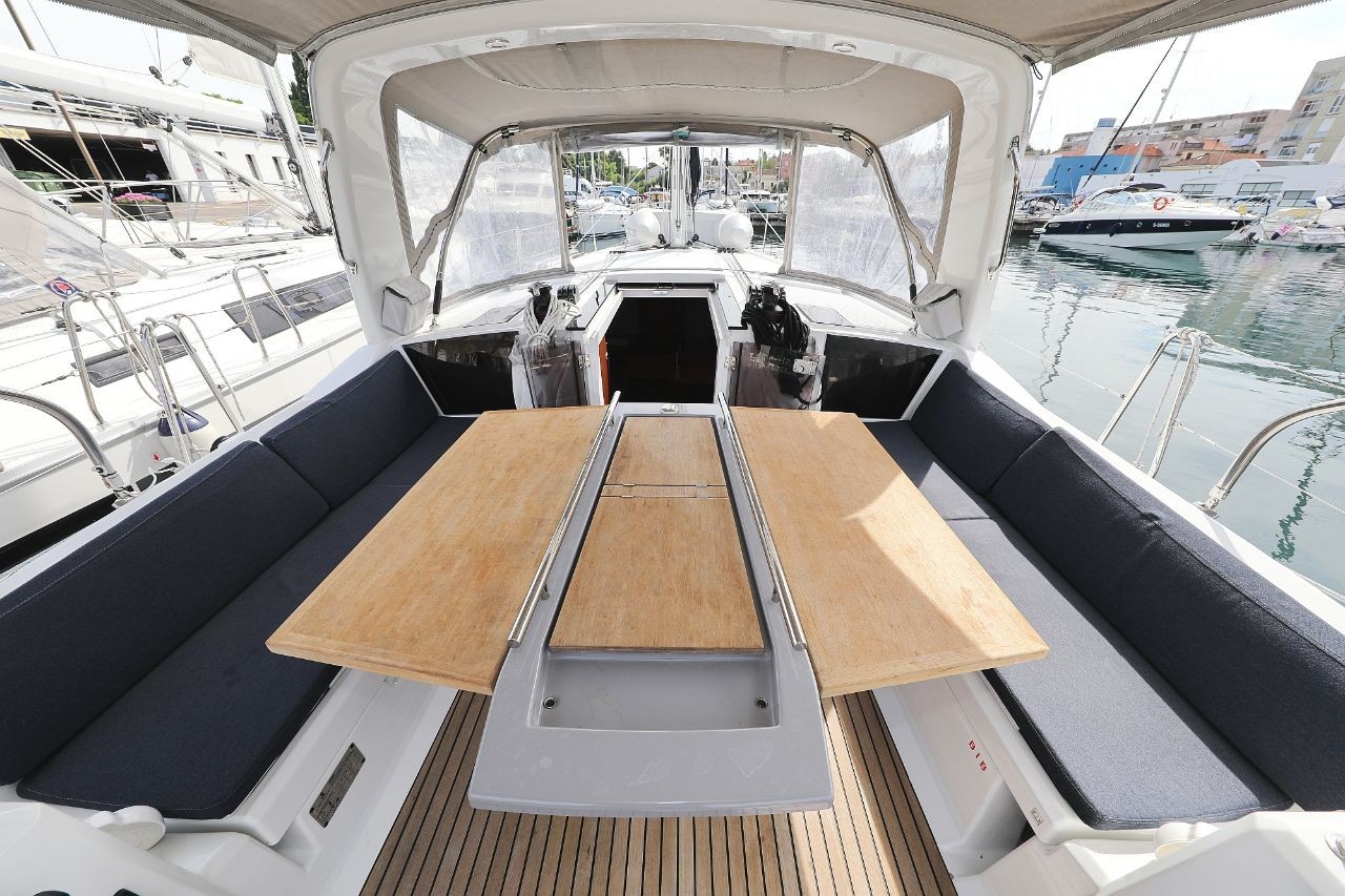 Oceanis 41.1, Seven | Yacht Charter Croatia