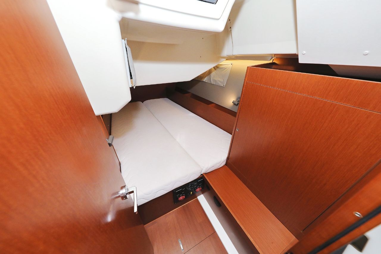 Oceanis 41.1, Seven | Yacht Charter Croatia