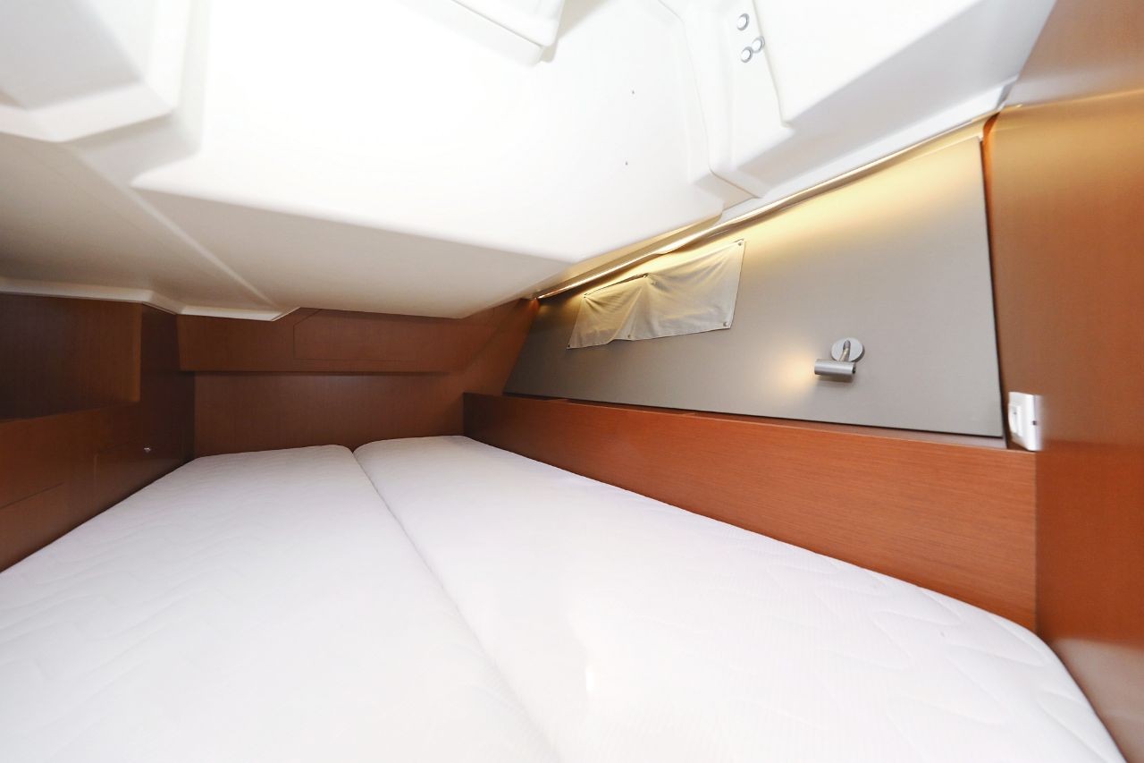 Oceanis 41.1, Seven | Yacht Charter Croatia