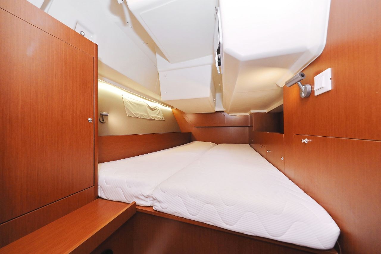 Oceanis 41.1, Seven | Yacht Charter Croatia