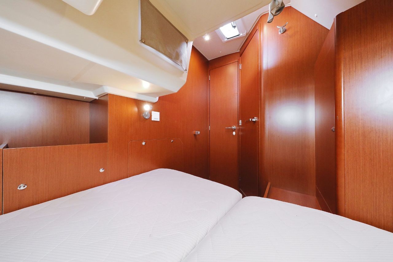 Oceanis 41.1, Seven | Yacht Charter Croatia