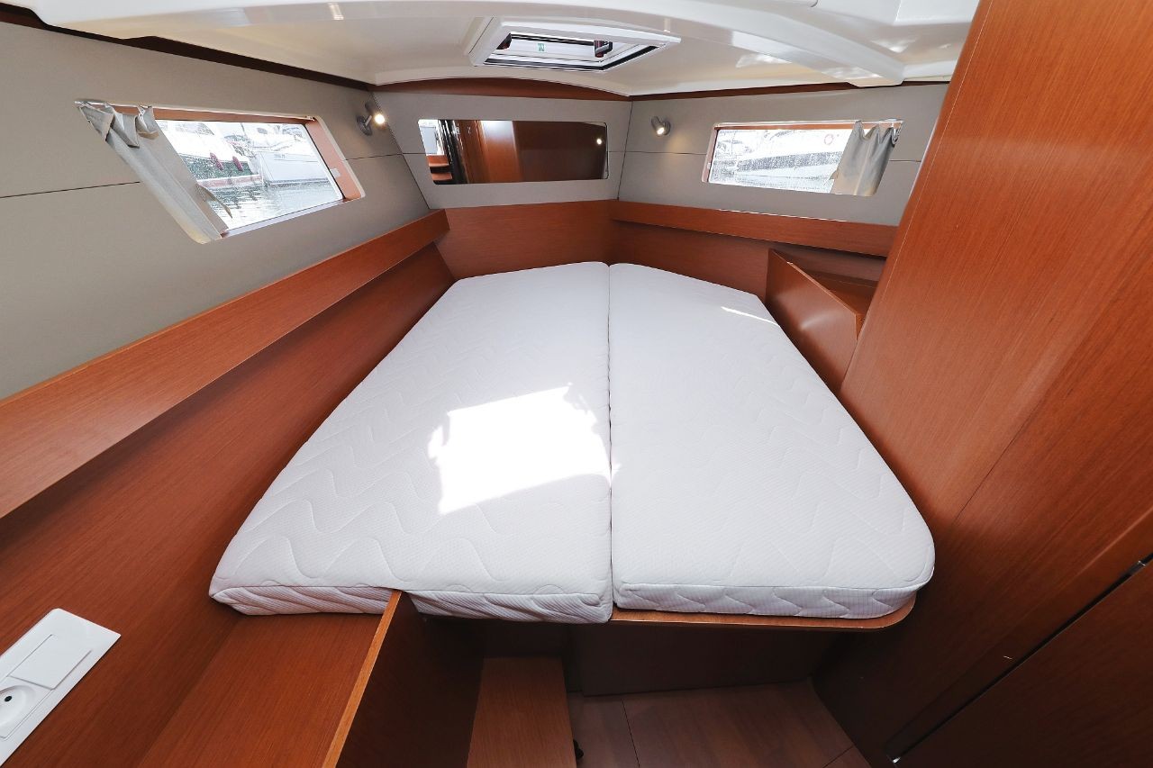 Oceanis 41.1, Seven | Yacht Charter Croatia