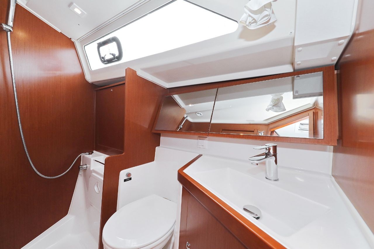 Oceanis 41.1, Seven | Yacht Charter Croatia