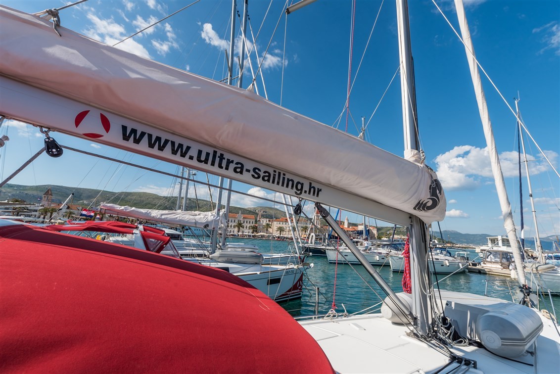 Oceanis 41.1, Sparkling | Yacht Charter Croatia