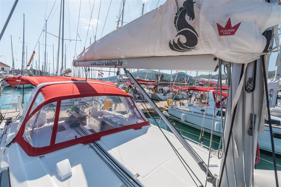 Oceanis 41.1, Sparkling | Yacht Charter Croatia