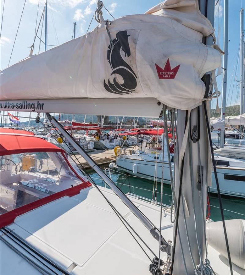 Oceanis 41.1, Sparkling | Yacht Charter Croatia