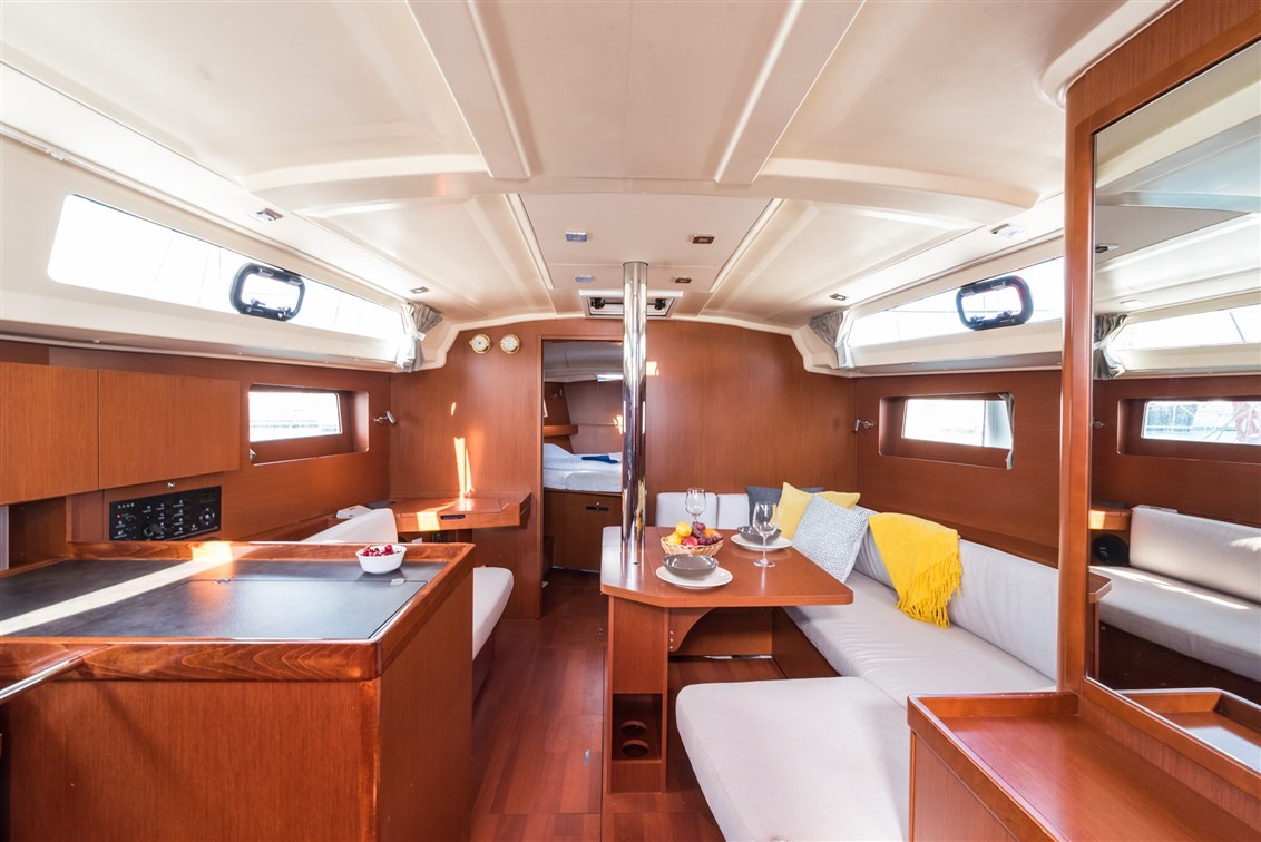 Oceanis 41.1, Sparkling | Yacht Charter Croatia
