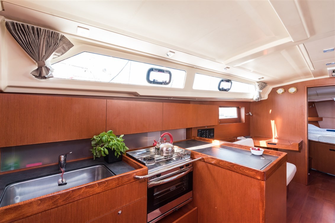 Oceanis 41.1, Sparkling | Yacht Charter Croatia