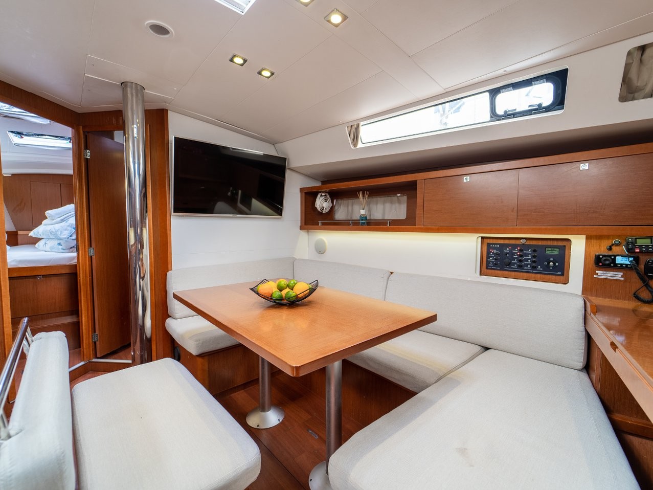 Oceanis 45, Nesi 2 | Yacht Charter Croatia