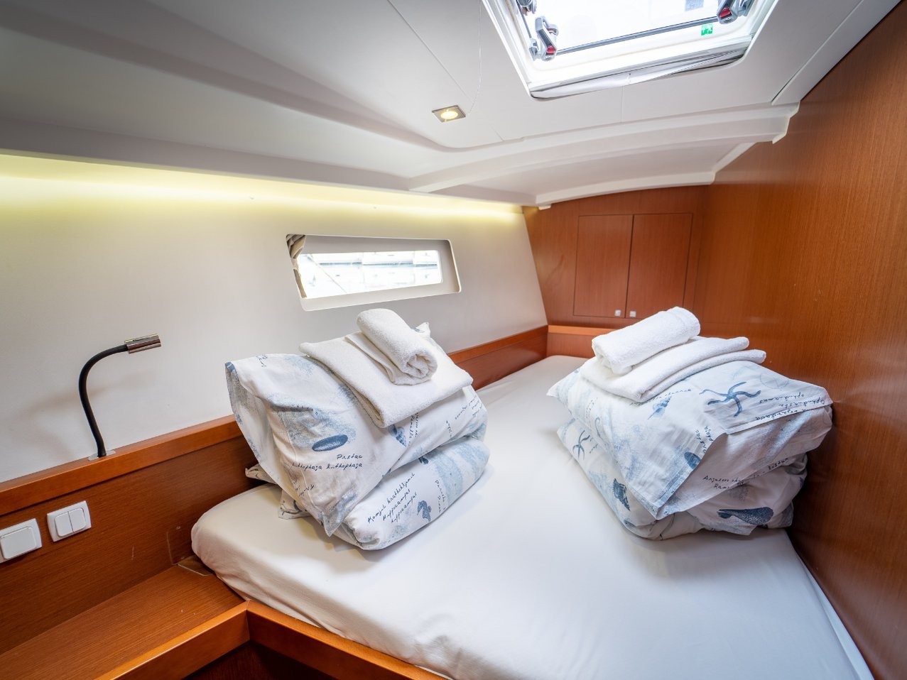 Oceanis 45, Nesi 2 | Yacht Charter Croatia