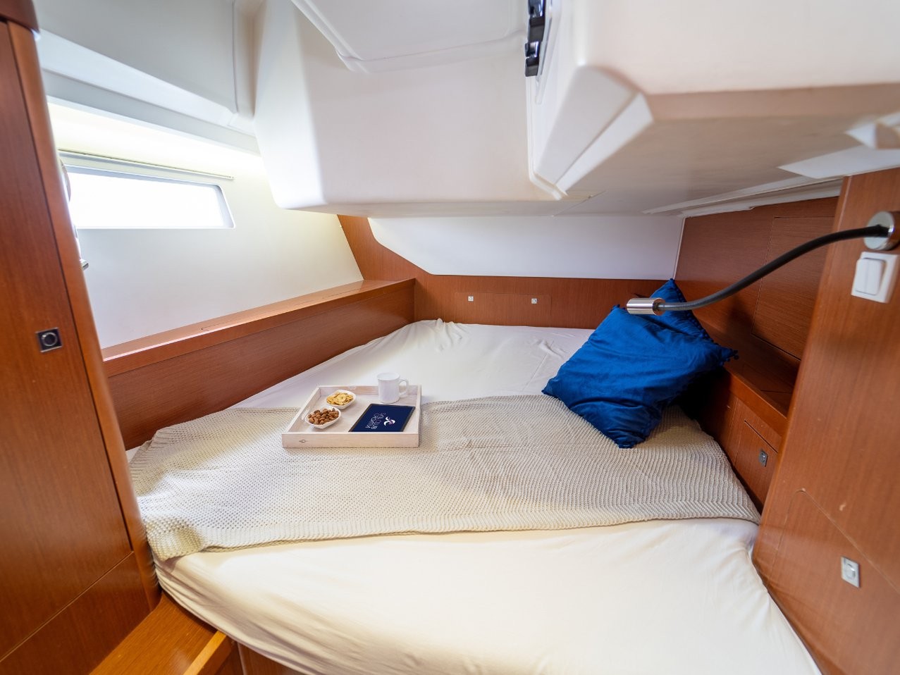 Oceanis 45, Nesi 2 | Yacht Charter Croatia