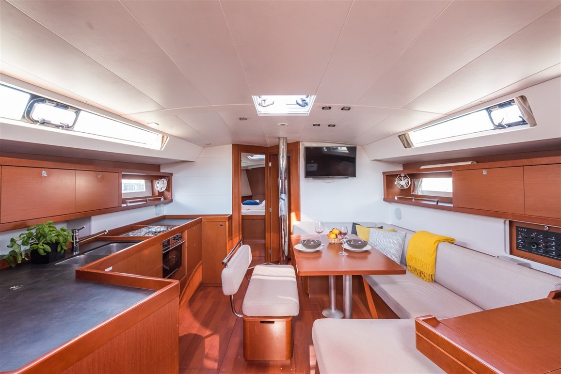 Oceanis 45, Zoa | Yacht Charter Croatia
