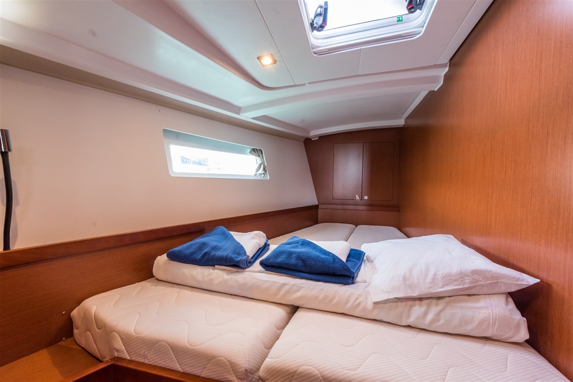 Oceanis 45, Zoa | Yacht Charter Croatia