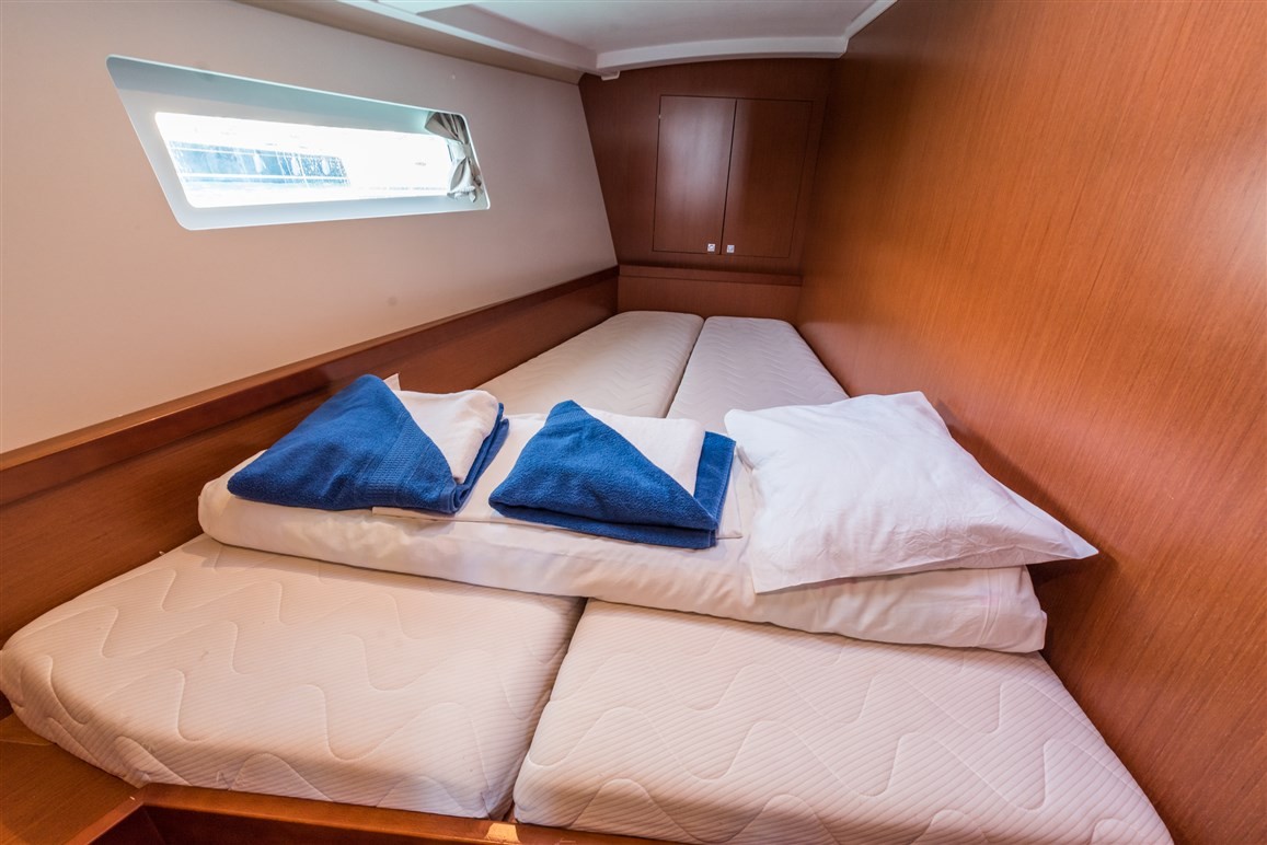 Oceanis 45, Zoa | Yacht Charter Croatia