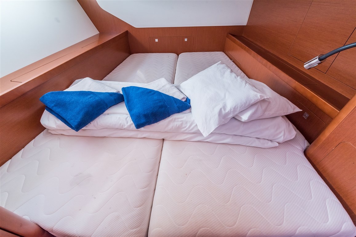 Oceanis 45, Zoa | Yacht Charter Croatia