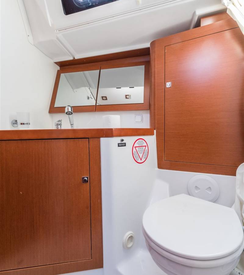 Oceanis 45, Zoa | Yacht Charter Croatia