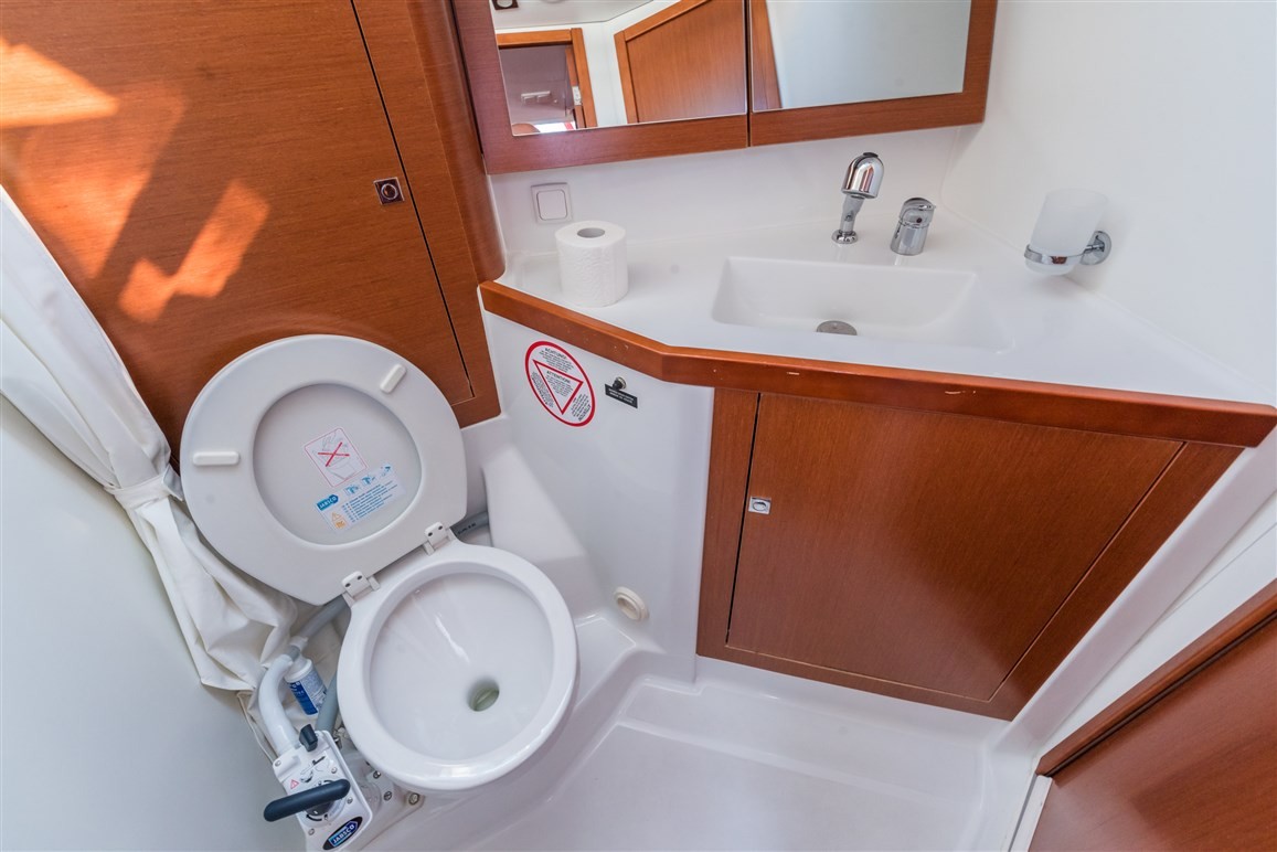 Oceanis 45, Parija II | Yacht Charter Croatia