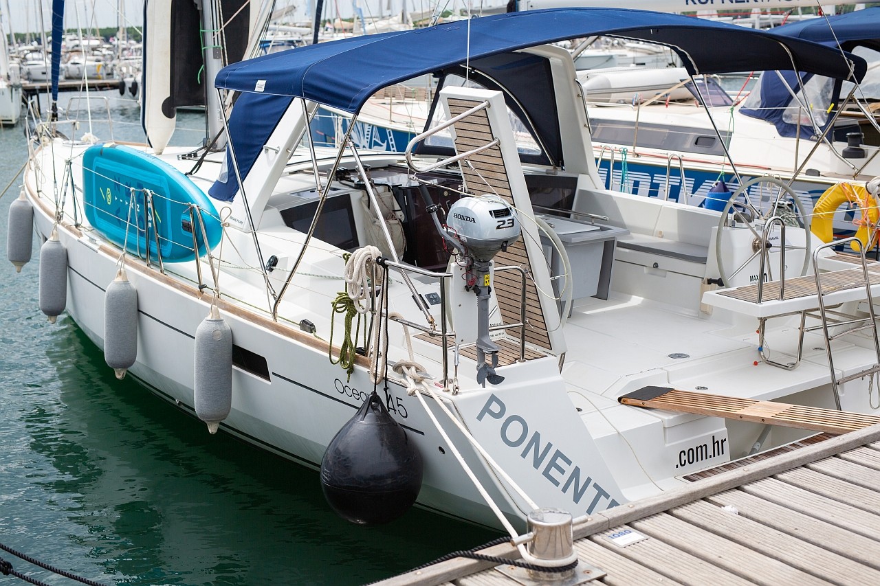 Oceanis 45, Ponente | Yacht Charter Croatia