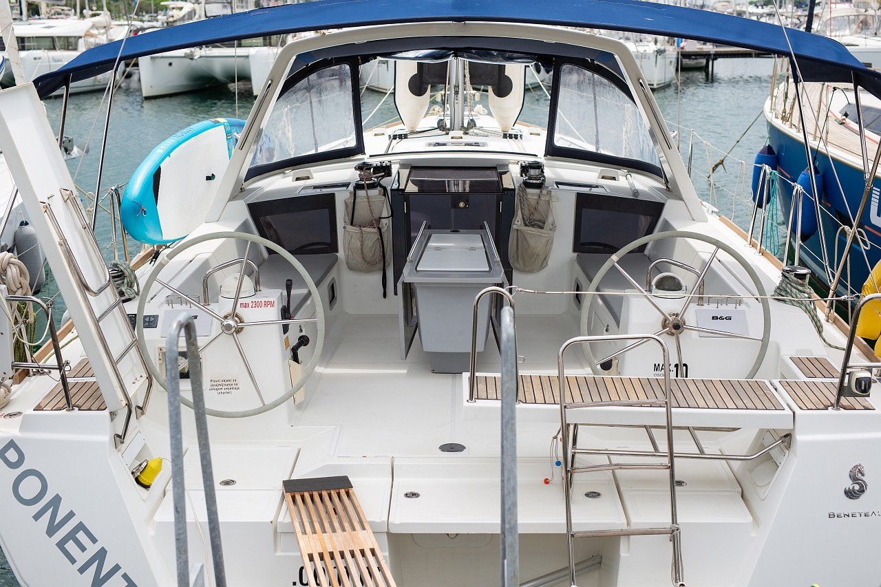 Oceanis 45, Ponente | Yacht Charter Croatia