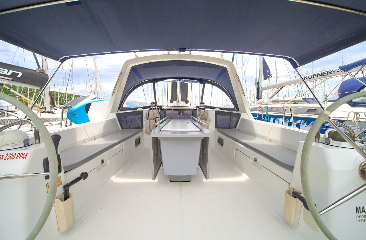 Oceanis 45, Ponente | Yacht Charter Croatia