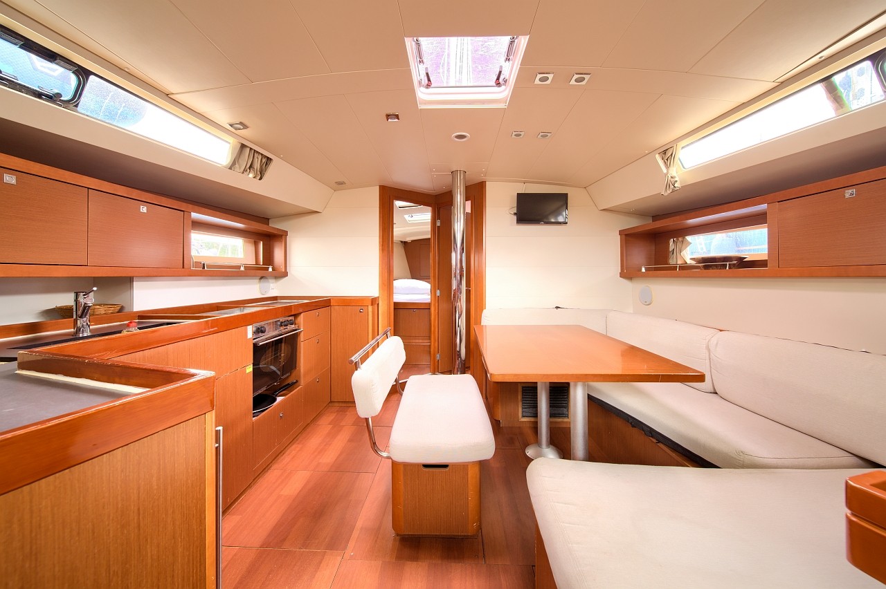 Oceanis 45, Ponente | Yacht Charter Croatia