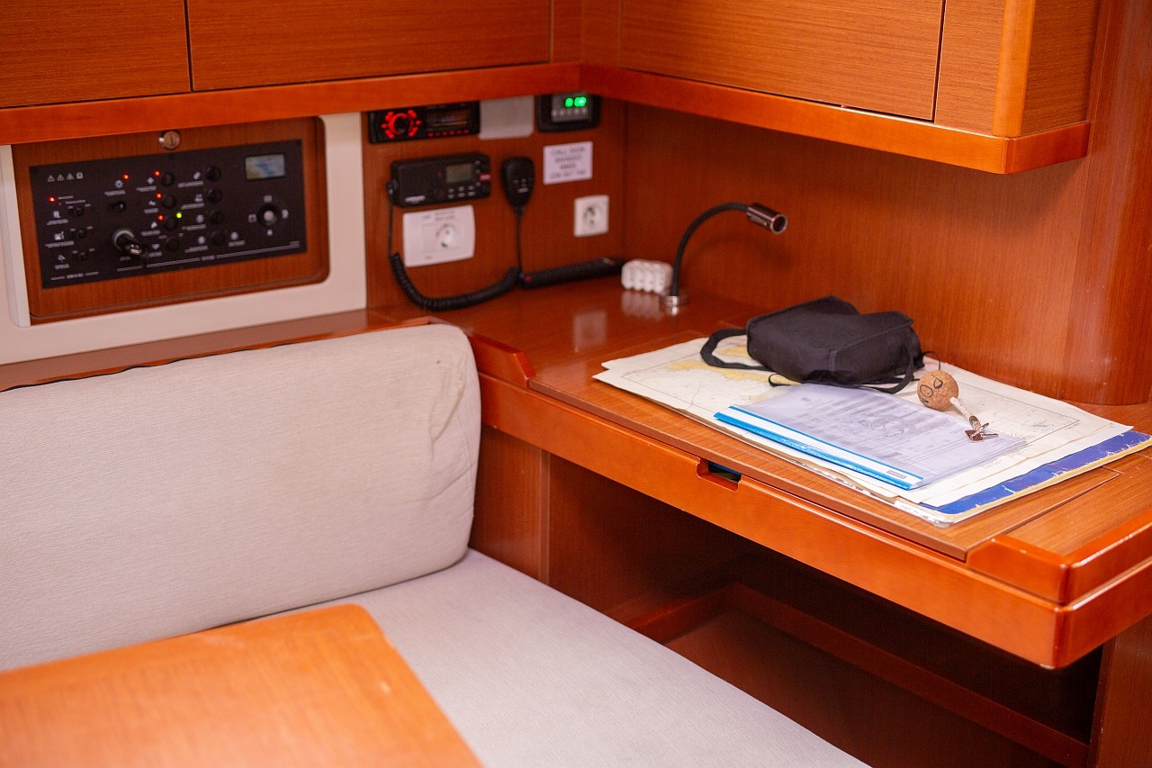 Oceanis 45, Ponente | Yacht Charter Croatia