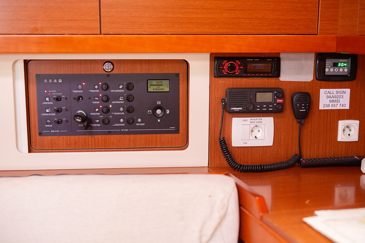 Oceanis 45, Ponente | Yacht Charter Croatia