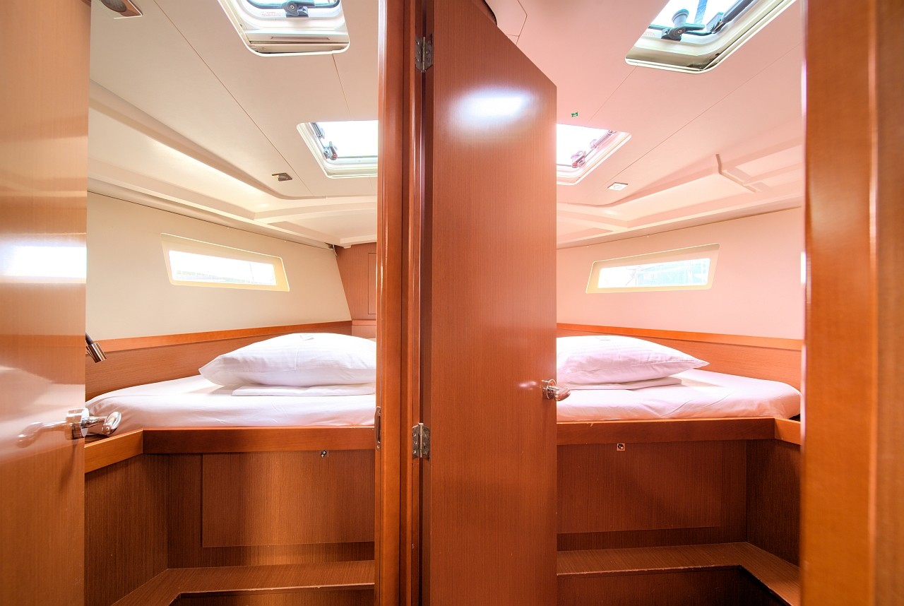 Oceanis 45, Ponente | Yacht Charter Croatia