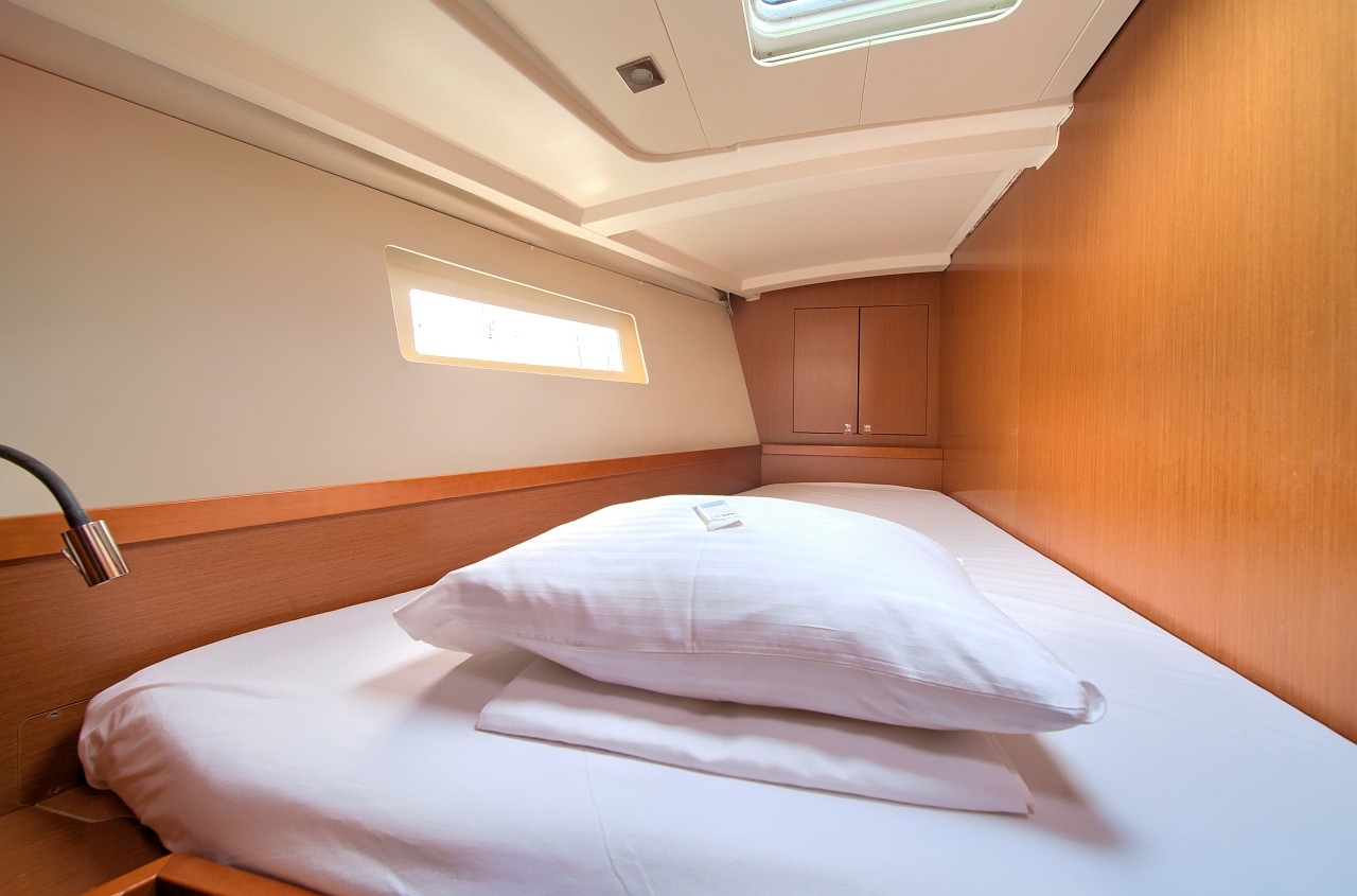Oceanis 45, Ponente | Yacht Charter Croatia