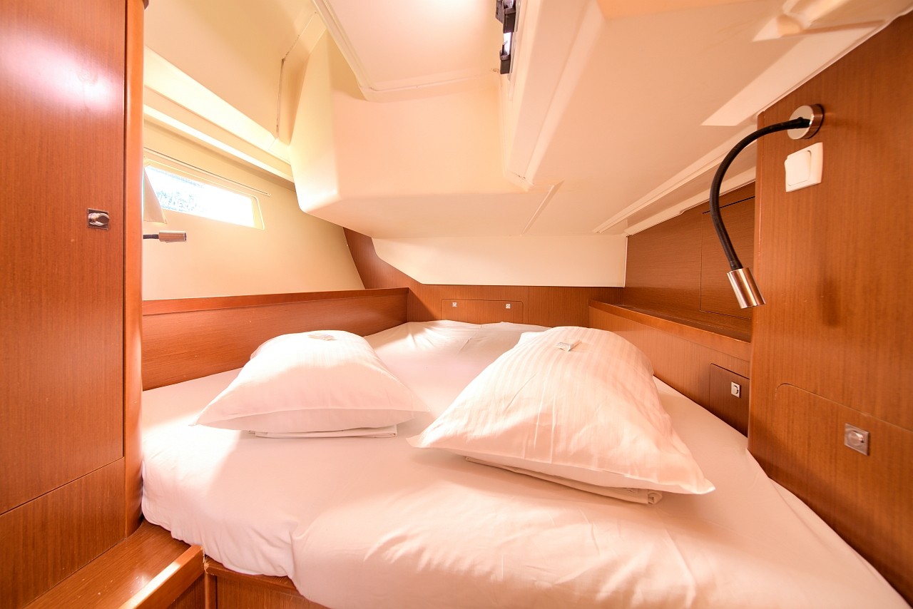 Oceanis 45, Ponente | Yacht Charter Croatia