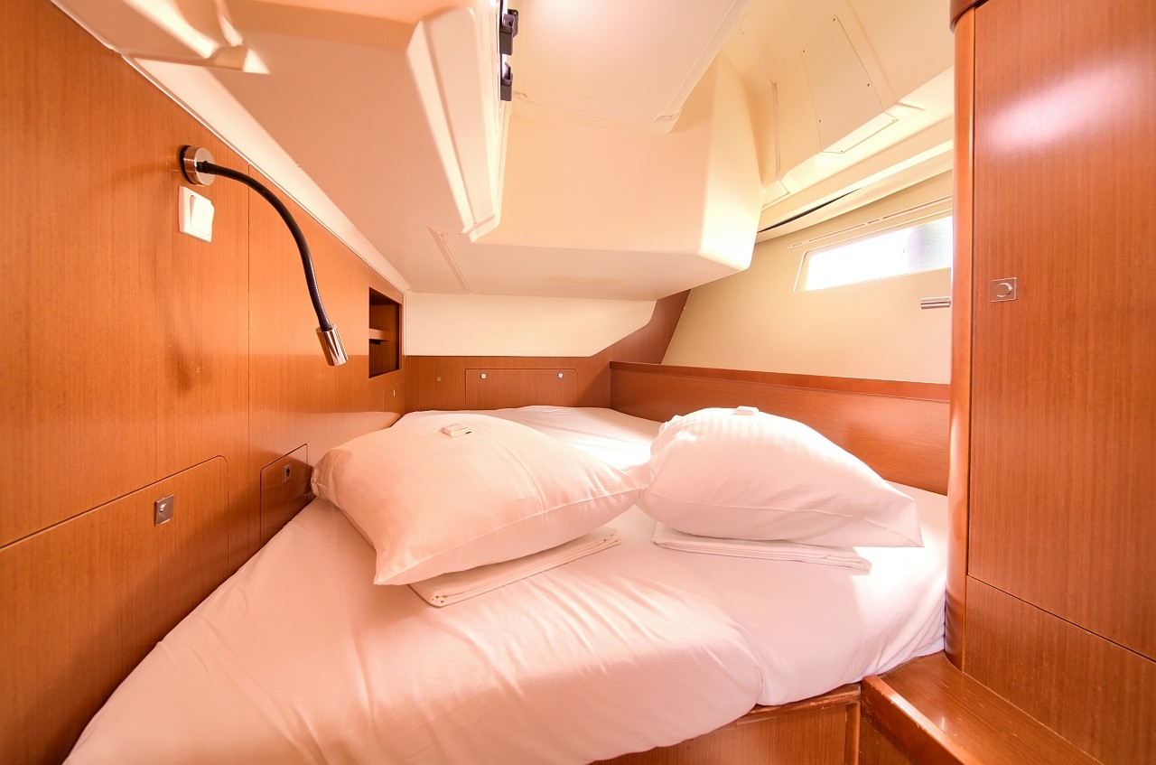 Oceanis 45, Ponente | Yacht Charter Croatia