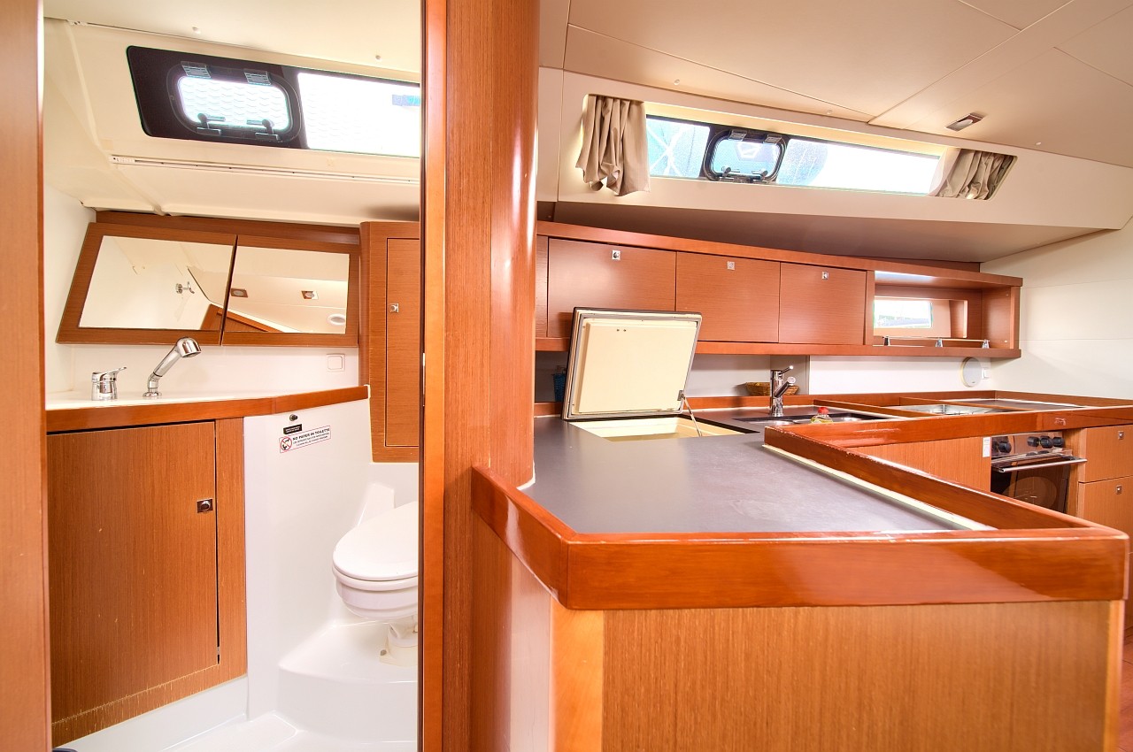 Oceanis 45, Ponente | Yacht Charter Croatia
