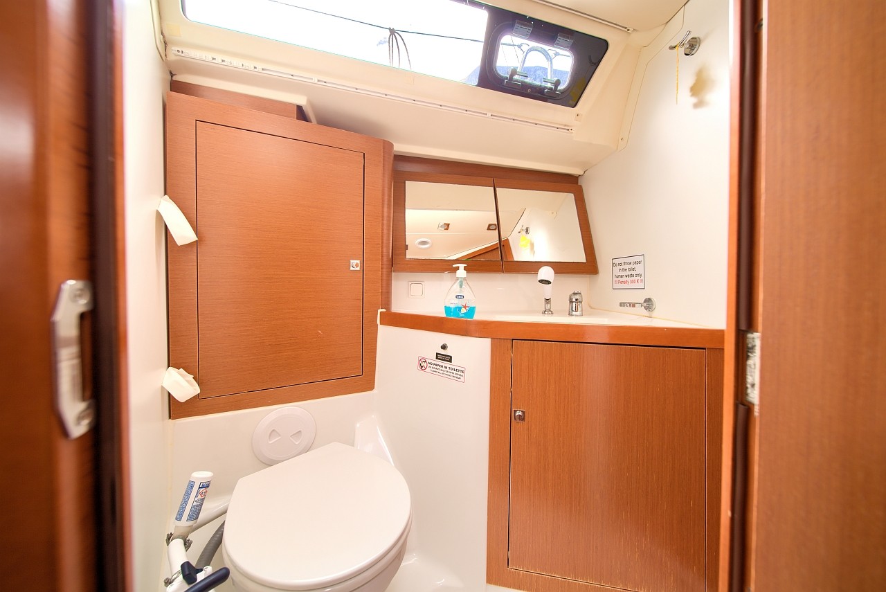 Oceanis 45, Ponente | Yacht Charter Croatia