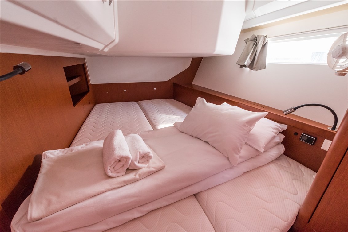 Oceanis 45, Mobula One | Yacht Charter Croatia