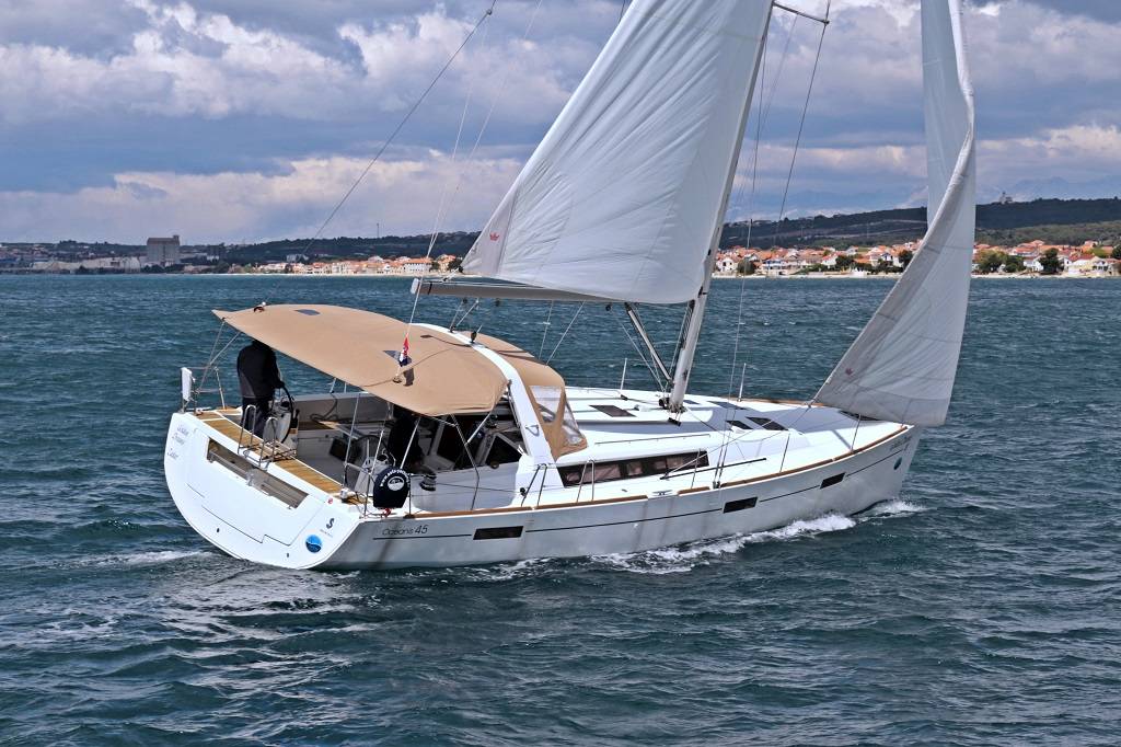 Oceanis 45, Golden Dreams | Yacht Charter Croatia