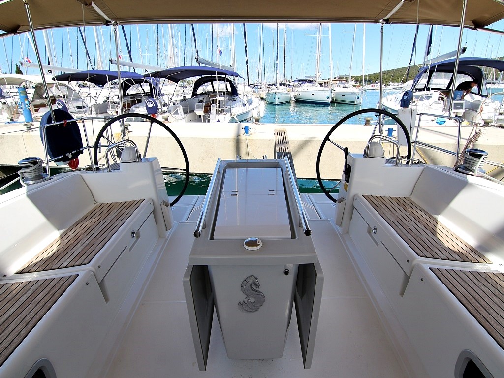 Oceanis 45, Golden Dreams | Yacht Charter Croatia