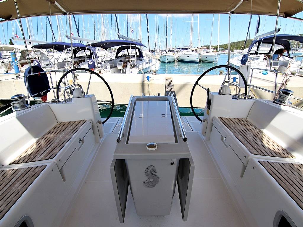 Oceanis 45, Golden Dreams | Yacht Charter Croatia