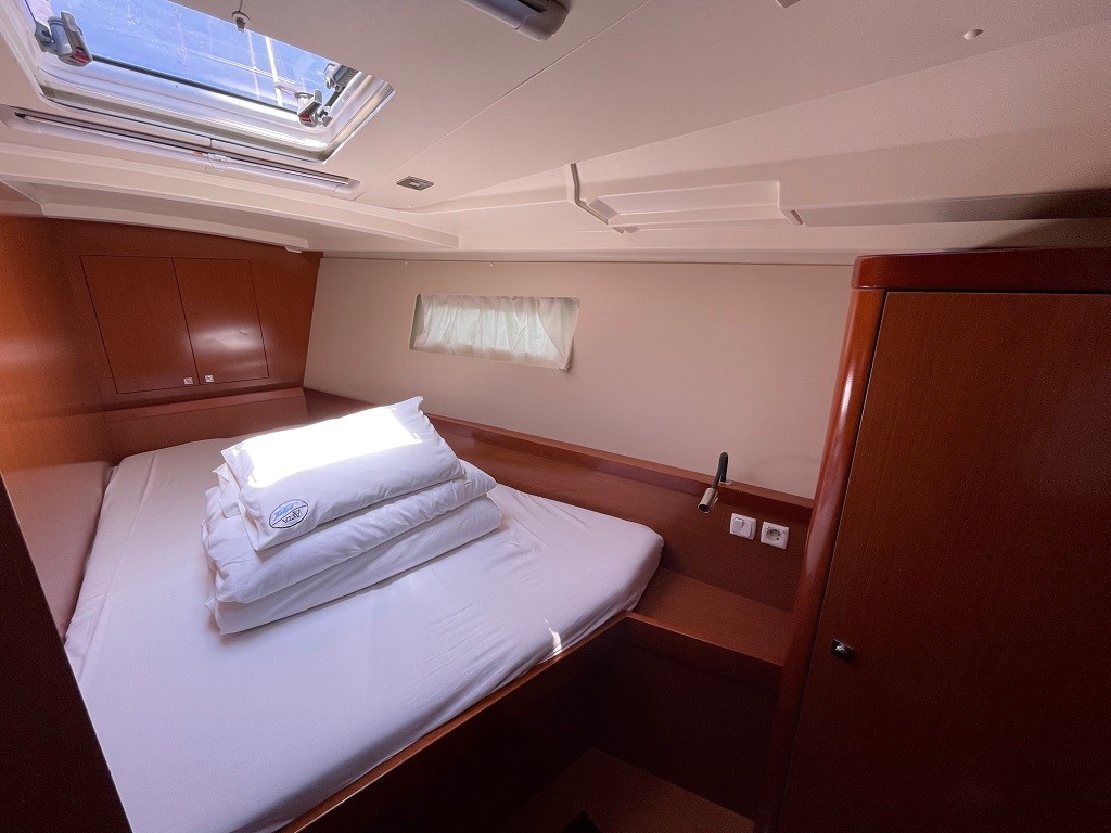 Oceanis 45, Golden Dreams | Yacht Charter Croatia