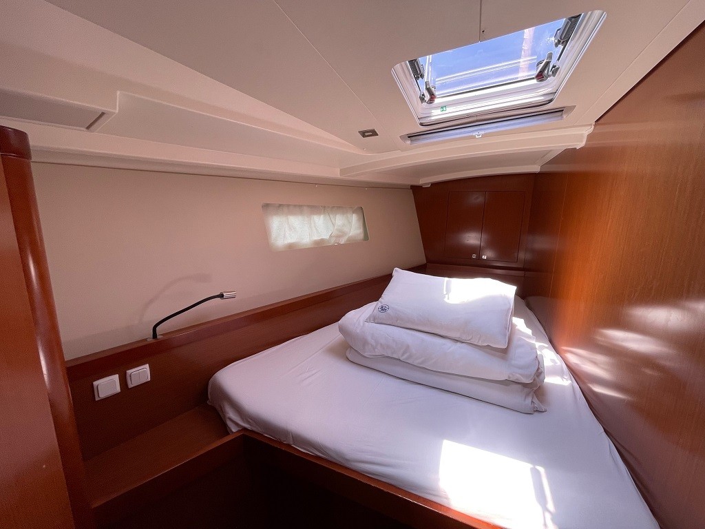 Oceanis 45, Golden Dreams | Yacht Charter Croatia