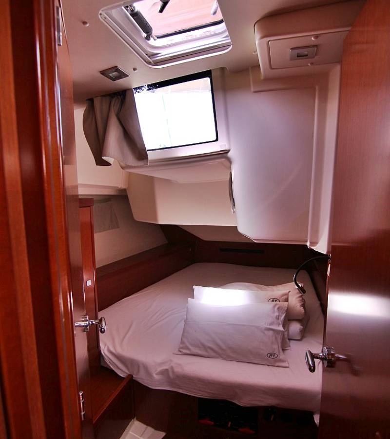 Oceanis 45, Golden Dreams | Yacht Charter Croatia