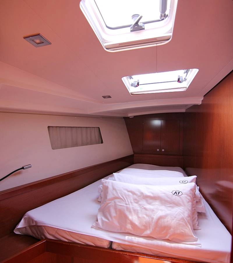 Oceanis 45, Golden Dreams | Yacht Charter Croatia