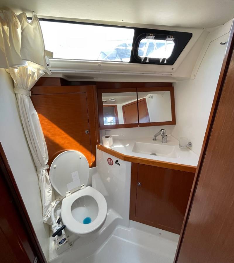 Oceanis 45, Golden Dreams | Yacht Charter Croatia