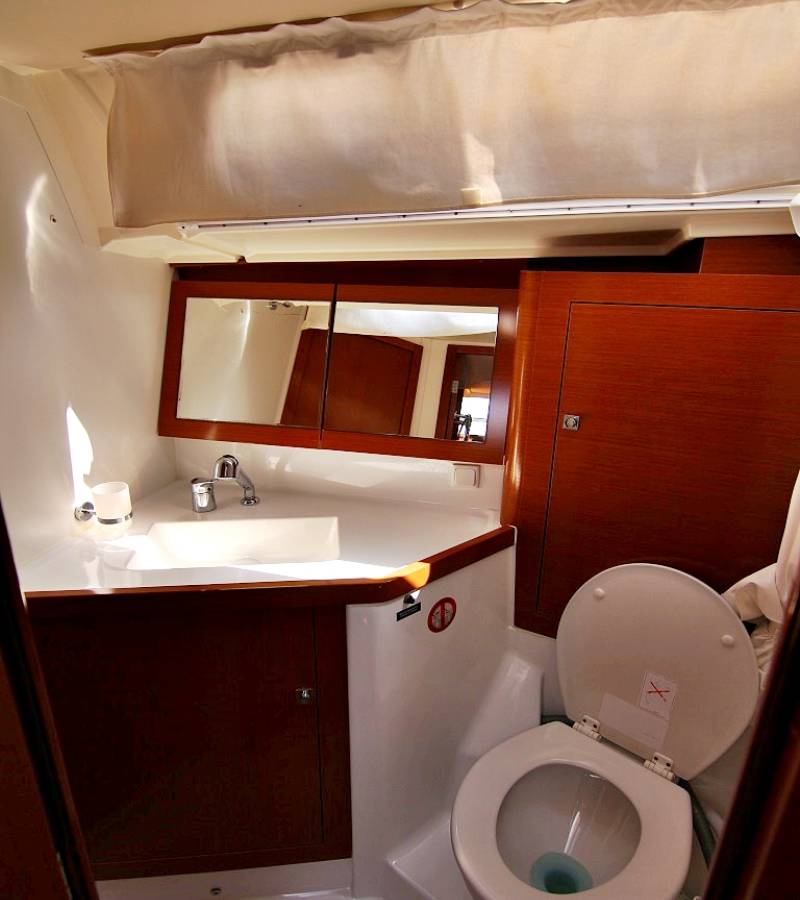 Oceanis 45, Golden Dreams | Yacht Charter Croatia