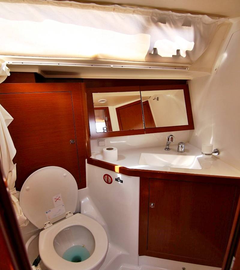 Oceanis 45, Golden Dreams | Yacht Charter Croatia